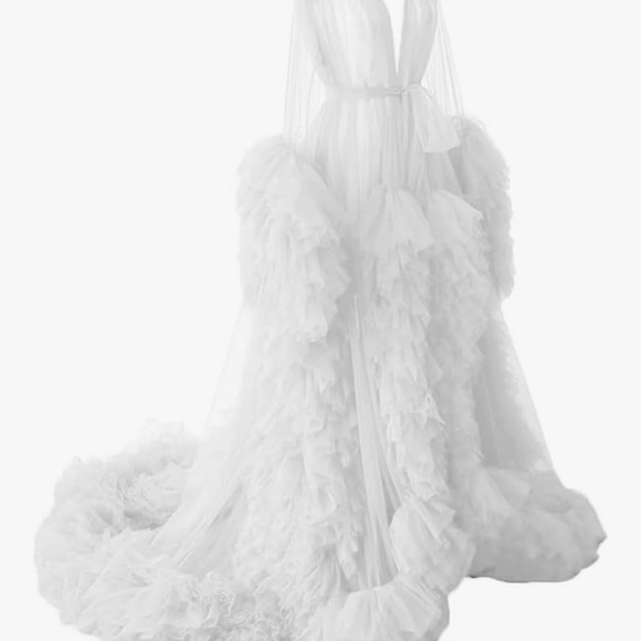 Elegant White Ruffled Robe - Picture 4 of 4